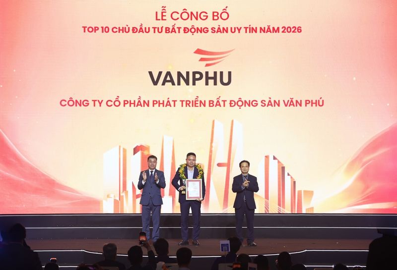 Đại diện Văn Phú nhận cúp và chứng nhận Top 10 Chủ đầu tư bất động sản uy tín 2026