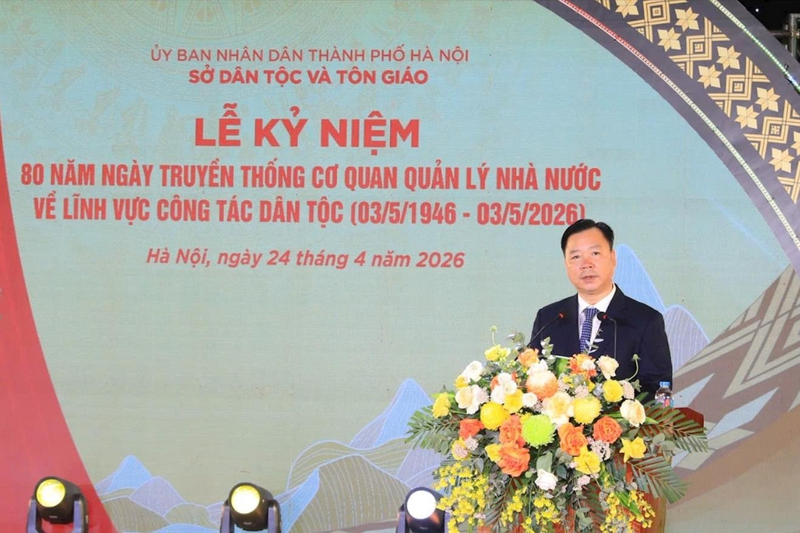 Đồng chí Nguyễn Sỹ Trường, Giám đốc Sở Dân tộc và Tôn giáo thành phố Hà Nội trình bày diễn văn ôn lại truyền thống 80 năm của ngành công tác dân tộc