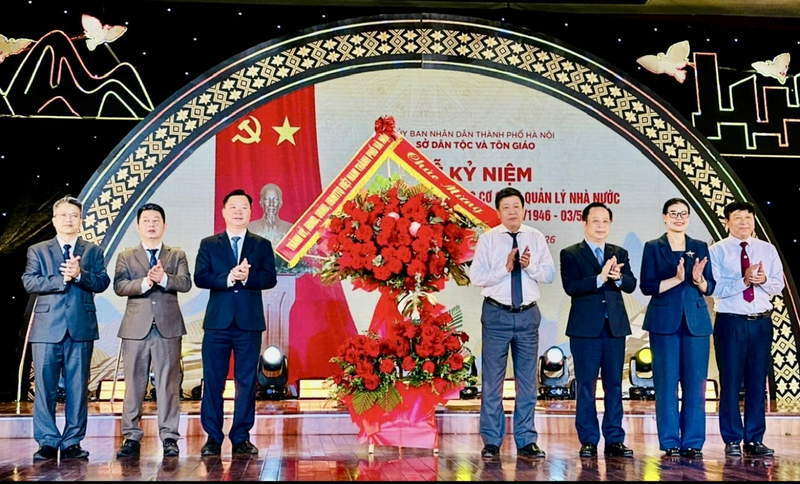 Lãnh đạo Thành phố tặng hoa chúc mừng Sở Dân tộc và Tôn giáo thành phố Hà Nội