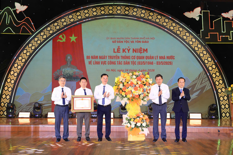 Phó Chủ tịch Thường trực HĐND thành phố Hà Nội Trần Thế Cương và Phó Chủ tịch Thường trực UBND thành phố Hà Nội Dương Đức Tuấn thừa ủy quyền trao Bằng khen của Thủ tướng Chính phủ cho Sở Dân tộc và Tôn giáo thành phố Hà Nội.