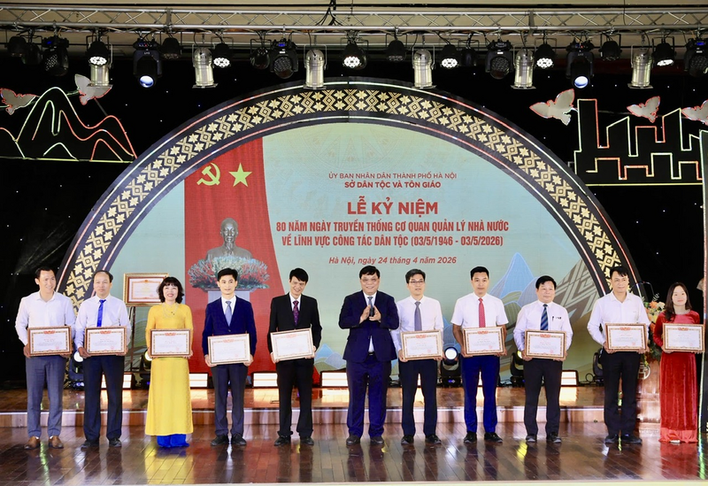 Đồng chí Nguyễn Hải Trung – Thứ trưởng Bộ Dân tộc và Tôn giáo trao bằng khen của Bộ cho các tập thể, cá nhân có thành tích xuất sắc