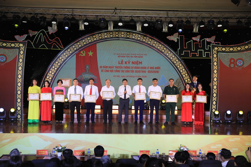 Đồng chí Dương Đức Tuấn, Ủy viên Ban Thường vụ Thành ủy, Phó Chủ tịch Thường trực UBND thành phố Hà Nội trao bằng khen của UBND Thành phố cho các tập thể, cá nhân có thành tích xuất sắc trong công tác dân tộc