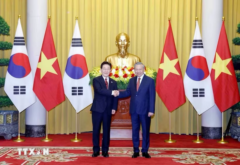 Tổng Bí thư, Chủ tịch nước Tô Lâm và Tổng thống Hàn Quốc Lee Jae Myung chụp ảnh chung. Ảnh: Thống Nhất/TTXVN