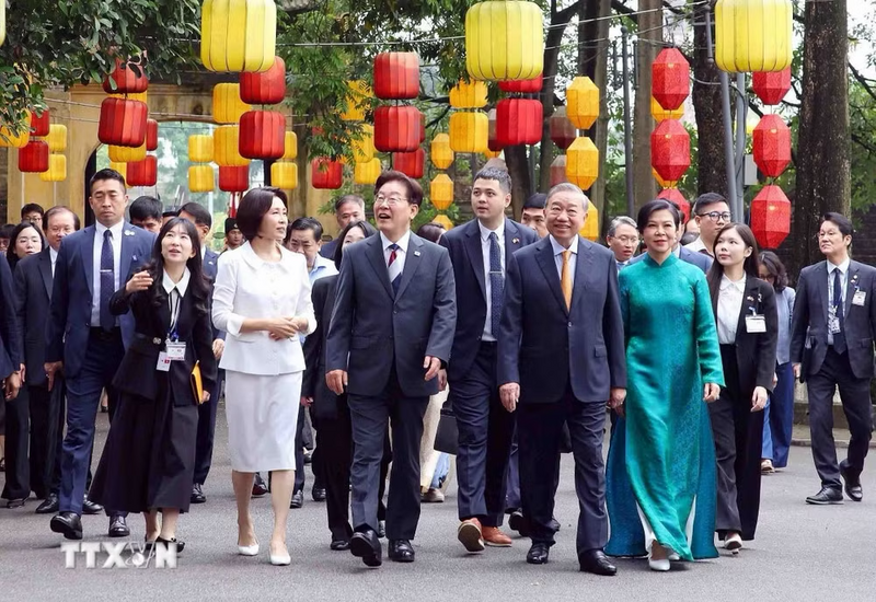 Tổng Bí thư, Chủ tịch nước Tô Lâm và Phu nhân Ngô Phương Ly cùng Tổng thống Hàn Quốc Lee Jae Myung và Phu nhân Kim Hye Kyung thăm Hoàng Thành Thăng Long. Ảnh: Phạm Kiên/TTXVN