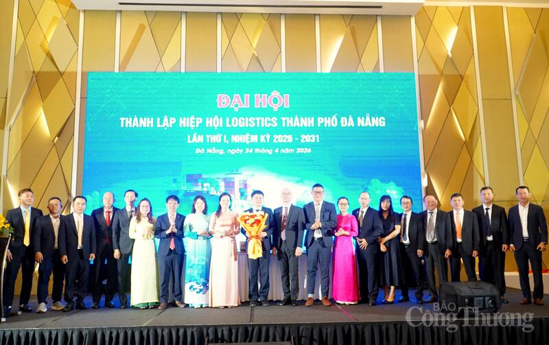 Lãnh đạo Cục Xuất nhập khẩu và lãnh đạo Sở Công Thương Đà Nẵng tặng hoa chúc mừng Ban Chấp hành Hiệp hội Logistics TP. Đà Nẵng khóa I, nhiệm kỳ 2026 - 2031.