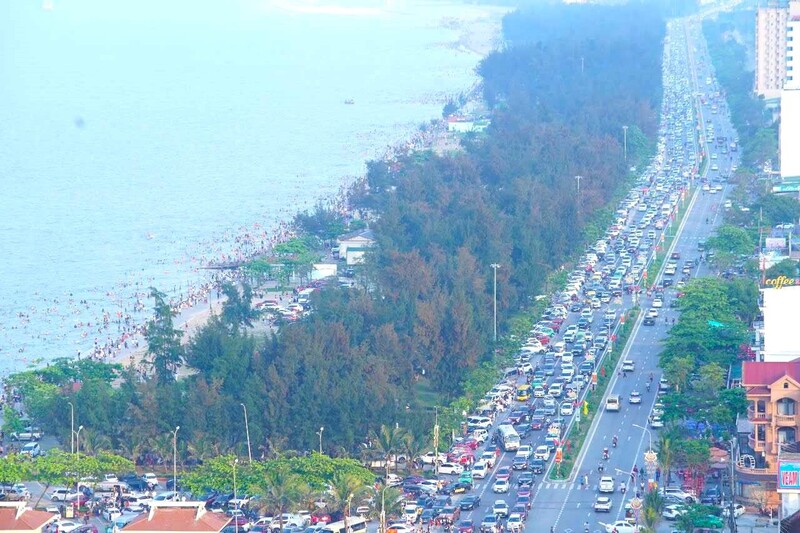 Đông kín dòng người về Cửa Lò trong mùa du lịch