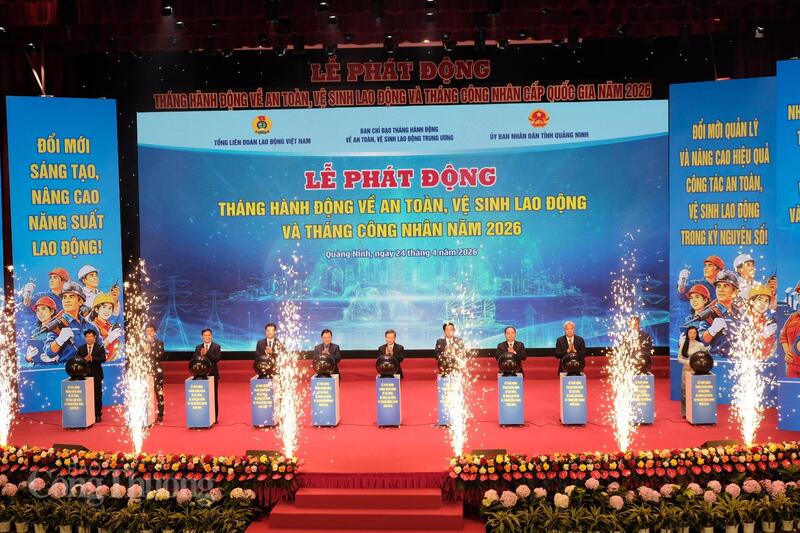 Các đại biểu thực hiện nghi thức lễ phát động.