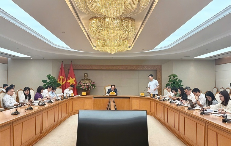 Tại cuộc họp chiều 21/4, Phó Thủ tướng Lê Tiến Châu khẳng định rà soát hệ thống văn bản quy phạm pháp luật (VBQPPL) là công việc hệ trọng, cần được tiến hành khẩn trương, nghiêm túc. Ảnh: VGP