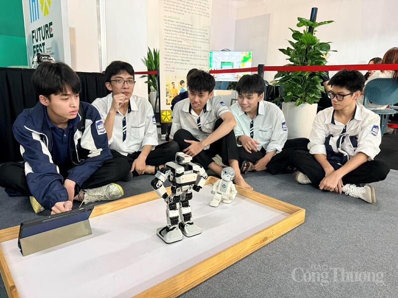 Học sinh được trải nghiệm nghề thực tế tại ngày hội tìm hiểu và khám phá bức tranh 64 ngành học và nghề nghiệp.