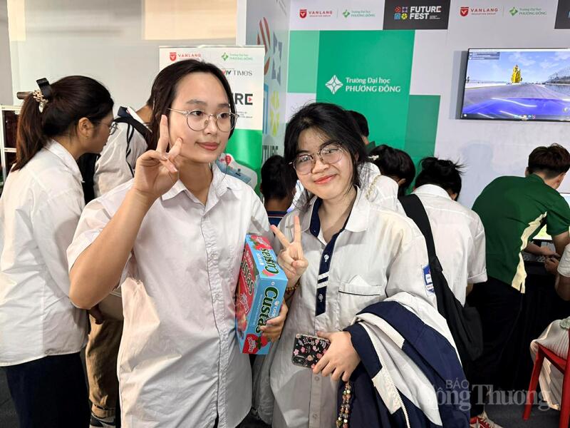 Em Trịnh Thị Tâm (bên trái) tham gia tìm hiểu nghề nghiệp.