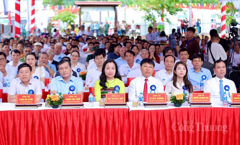 Các đại biểu tham dự buổi lễ khai mạc Tuần lễ Du lịch Thác Mây năm 2026. Ảnh: Ngô Nhung