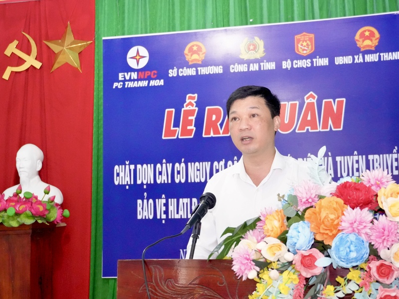 Ông Hoàng Đức Hậu - Phó Giám đốc Công ty Điện lực Thanh Hóa phát biểu tại lễ ra quân. Ảnh: Mạnh Huyền