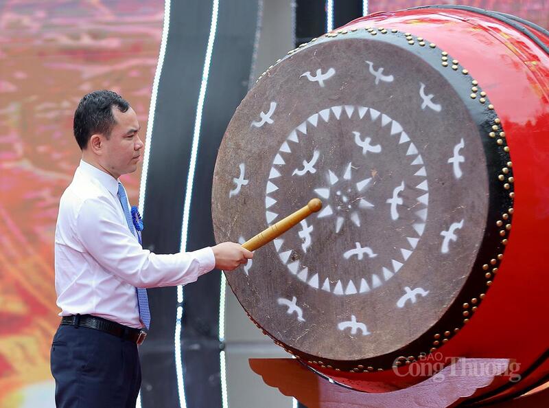 Ông Nguyễn Minh Tuân - Bí thư Đảng ủy, Chủ tịch HĐND xã Thạch Quảng đánh trống khai mạc Tuần lễ Du lịch Thác Mây năm 2026. Ảnh: Ngô Nhung