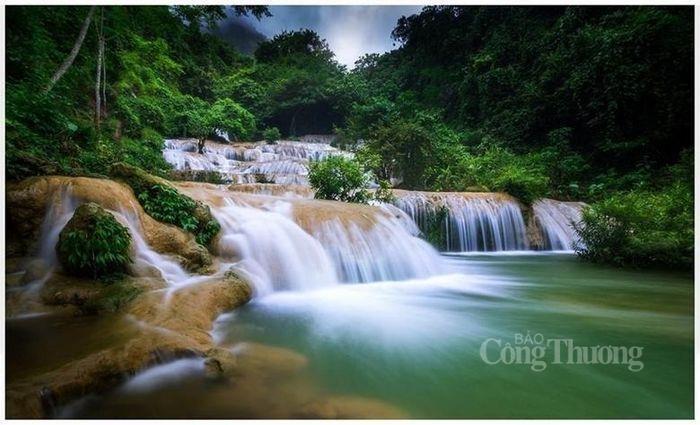 Thác Mây như dải lụa trắng được bao quanh là đồi núi. Ảnh: Quốc Anh