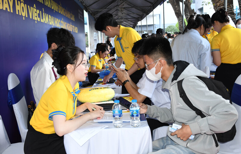 Ngày hội việc làm là cơ hội lớn cho sinh viên, người lao động trực tiếp tiếp cận thị trường lao động với nhiều ngành nghề khác nhau. Ảnh: Minh Khuê.