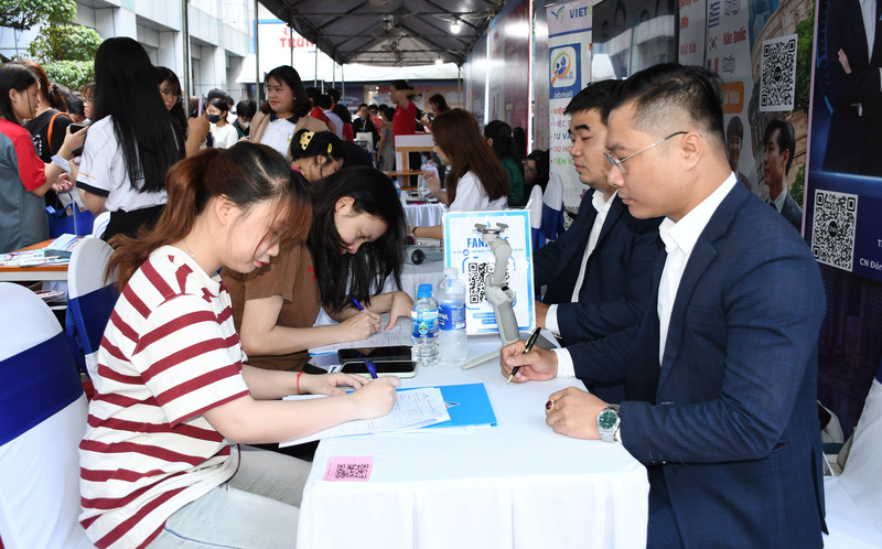 Doanh nghiệp phỏng vấn trực tiếp sinh viên ngay tại ngày hội việc làm. Ảnh: Minh Khuê.