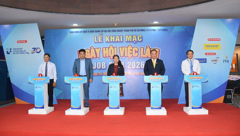 Lãnh đạo Nhà trường và các đại biểu thực hiện nghi thức khai mạc "Ngày hội việc làm IUH- lần 1 năm 2026". Ảnh: Minh Khuê.