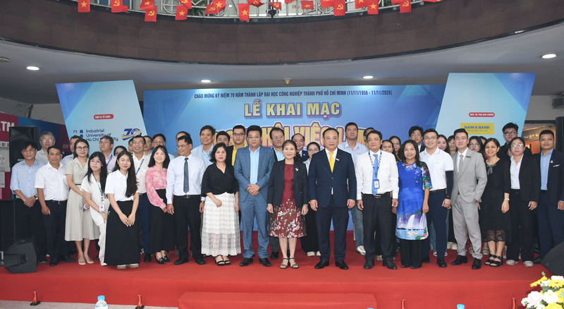 Lãnh đạo Nhà trường và các doanh nghiệp tham dự "Ngày hội việc làm IUH lần thứ 1 - năm 2026". Ảnh: Minh Khuê.