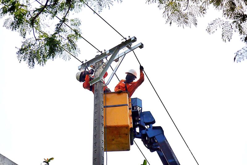 Nhân viên điện lực Đà Nẵng tích cực kiểm tra, bảo dưỡng lưới điện phục vụ các sự kiện diễn ra trong mùa lễ. Ảnh: Công ty Điện lực Đà Nẵng