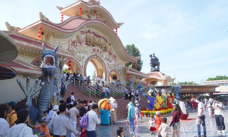 Khu du lịch văn hóa Suối Tiên thu hút đông đảo khách tham quan.