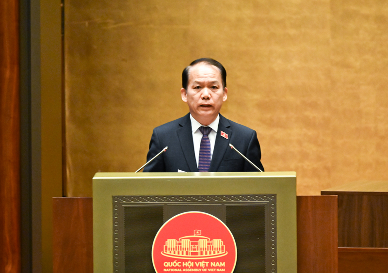 Bộ trưởng Bộ Tư pháp Hoàng Thanh Tùng trình bày Báo cáo tóm tắt giải trình, tiếp thu, chỉnh lý dự thảo Nghị quyết của Quốc hội về thực hiện thí điểm chế định luật sư công.