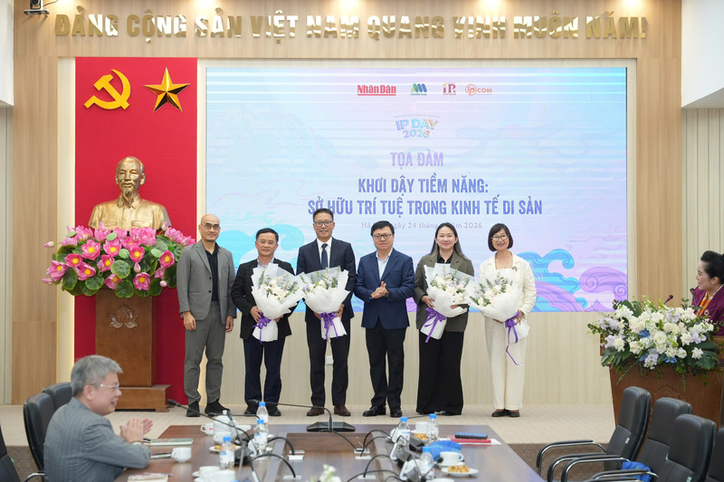 Tổng Biên tập Báo Nhân Dân Lê Quốc Minh cùng các diễn giả tham gia tọa đàm. Ảnh: Báo Nhân Dân