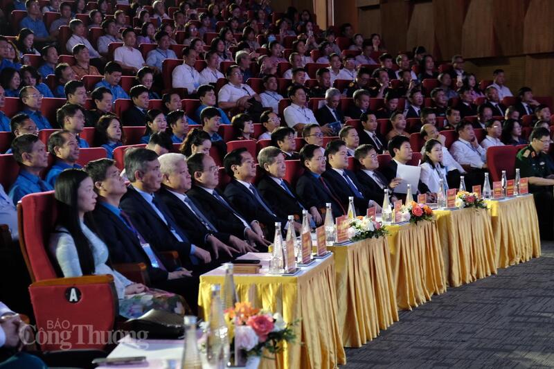 Các đại biểu tham dự buổi lễ