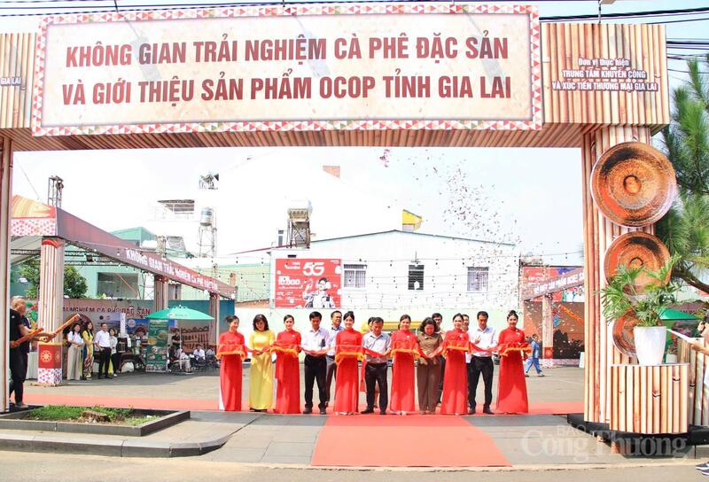 Các đại biểu cắt băng khai mạc Chương trình không gian trải nghiệm cà phê đặc sản và trưng bày, giới thiệu sản phẩm đặc trưng, sản phẩm OCOP tỉnh Gia Lai trong khuôn khổ Ngày hội văn hóa các dân tộc tỉnh Gia Lai lần thứ I, năm 2026. Ảnh: Hiền Mai