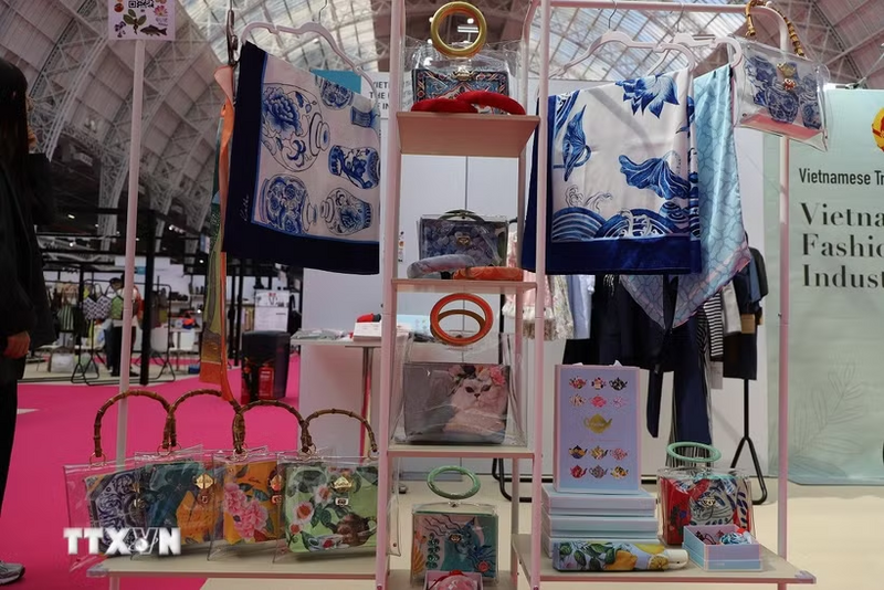 Một góc trưng bày các sản phẩm thời trang của Việt Nam tại Hội chợ Source Fashion tại London năm 2025. Ảnh: Hữu Tiến/TTXVN