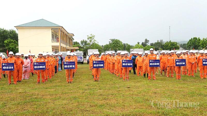 Các đội xung kích đã chia thành 9 nhóm công tác, nhanh chóng triển khai nhiệm vụ tại các điểm nóng.