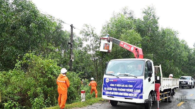 CTĐL Hà Tĩnh huy động tối đa hệ thống xe chuyên dụng, xe nâng và thiết bị cắt tỉa hiện đại.