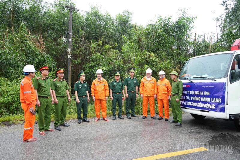 Gần 400 cán bộ, công nhân viên CTĐL Hà Tĩnh và các lực lượng phối hợp ra quân.