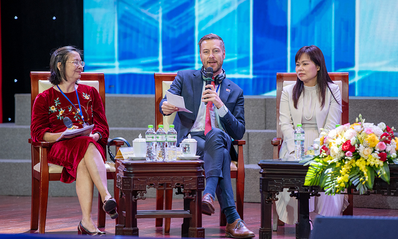 Phiên Đối thoại cấp cao với chủ đề “Nâng cao cấp doanh nghiệp Việt Nam trở thành nhà cung ứng Tier - 1 trong chuỗi giá trị FDI”. Ảnh: BN