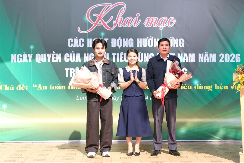 Bà Võ Thị Hoàng Yến, Phó Giám đốc Trung tâm Xúc tiến Đầu tư, Thương mại và Du lịch tỉnh Lâm Đồng tặng hoa cho đơn vị đồng hành.