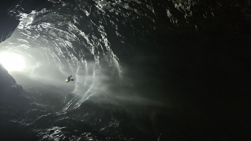 Hang Chả Nghéo là hang động khó tiếp cận, có độ sâu tính từ cửa hang khoảng 350m.