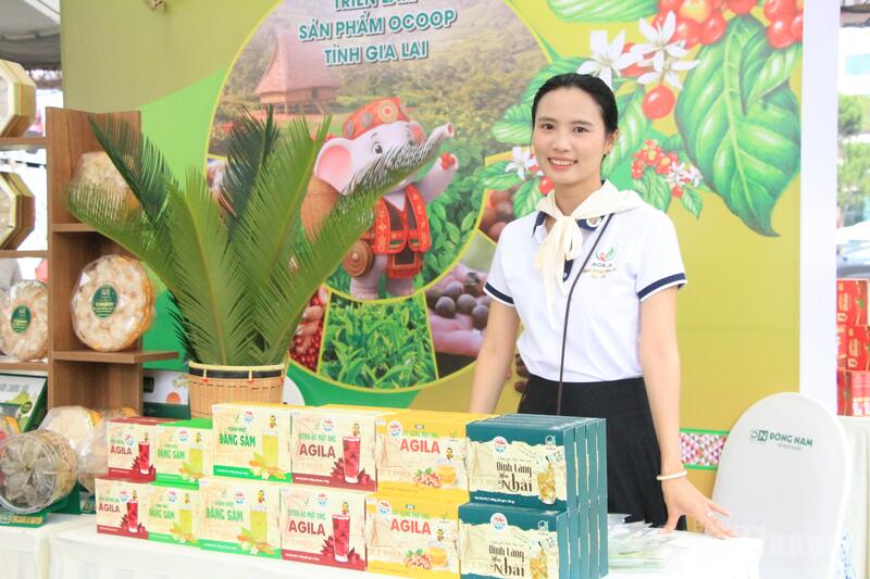 Các sản phẩm trưng bày của tham quan gian hàng của Công ty TNHH Nhất Nông Gia Lai.