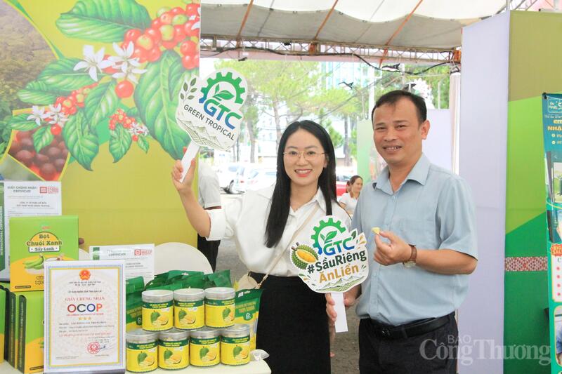 Lãnh đạo Sở Công Thương Gia Lai chụp hình tại gian hàng của Công ty cổ phần Chế biến Xuất nhập khẩu Green Tropical.