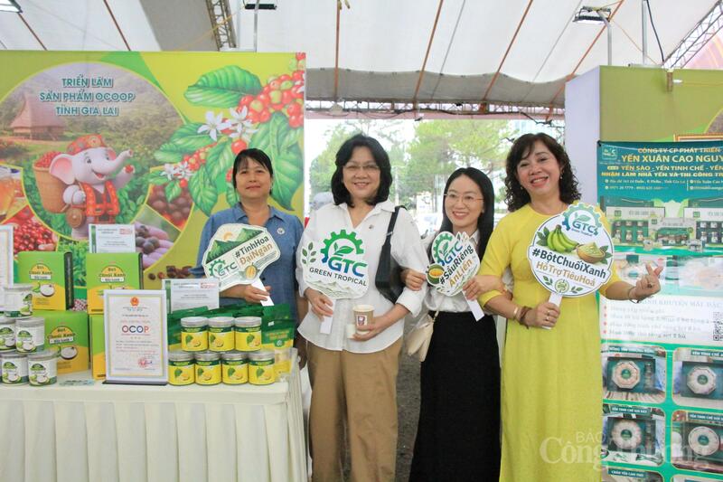 Điểm nhấn của chương trình là không gian trưng bày sản phẩm OCOP quy tụ 37 chủ thể với nhiều sản phẩm đạt chuẩn từ 3 đến 5 sao. Ảnh: Hiền Mai