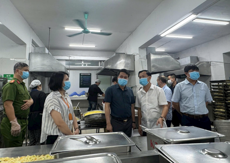 Kiểm tra tại bếp ăn bán trú Trường Tiểu học, THCS, THPT Thực nghiệm Khoa học Giáo dục, TP. Hà Nội. Ảnh: Mai Hoa