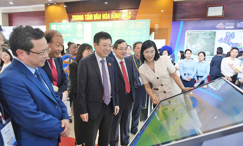 Đại biểu tham quan các gian hàng trong khuôn khổ diễn đàn. Ảnh: BN