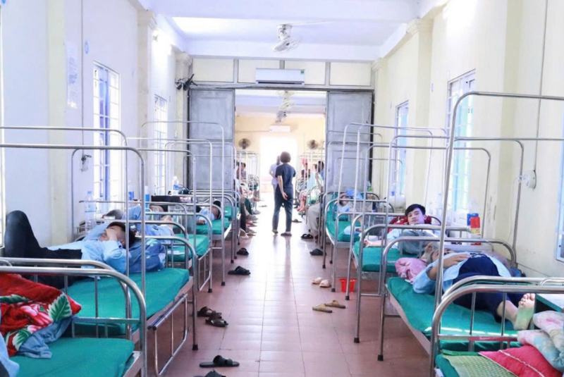 Bệnh nhân nghi ngộ độc thực phẩm đang điều trị tại Bệnh viện Đa khoa Diễn Châu. Ảnh: Hoàng Trinh