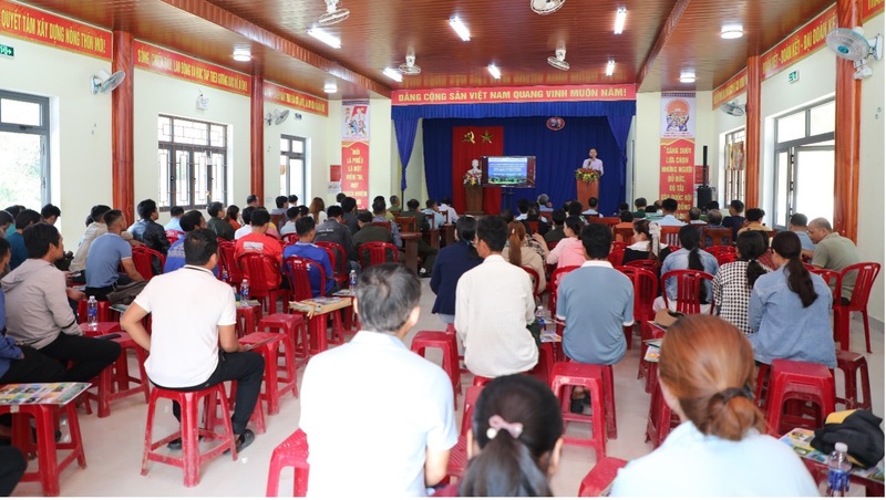 Đông đảo người dân vùng dự án công trình thủy điện A vương tham dự hội nghị. Ảnh: Bình An