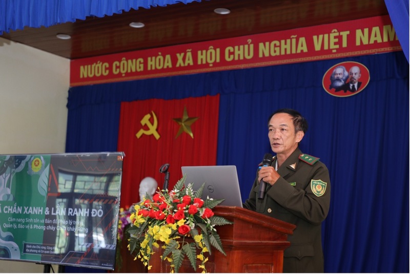 Ông Cao Hữu Bình, cán bộ Hạt Kiểm lâm liên xã Khu vực 2 báo cáo tuyền truyền phòng chống cháy rừng tại hội nghị. Ảnh: Bình An