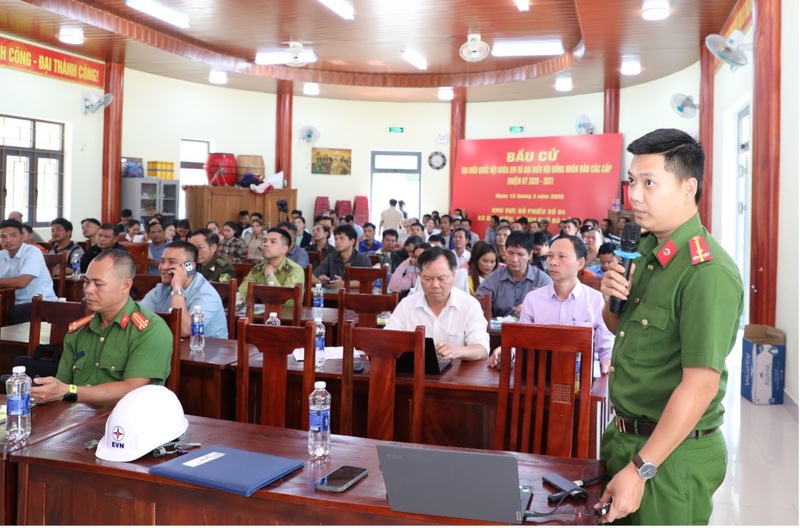 Đồng chí Trương Nguyên Trung, cán bộ Công an xã Bến Hiên báo cáo tuyên truyền phòng cháy  chữa cháy tại hội nghị. Ảnh: Bình An