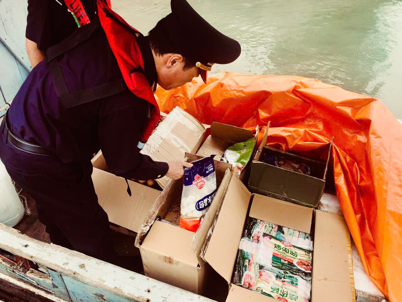 Lực lượng Hải quan tại Quảng Ninh ngăn chặn vụ vận chuyển thực phẩm không rõ nguồn gốc bằng bè gỗ tự đóng. Ảnh: Cục Hải quan