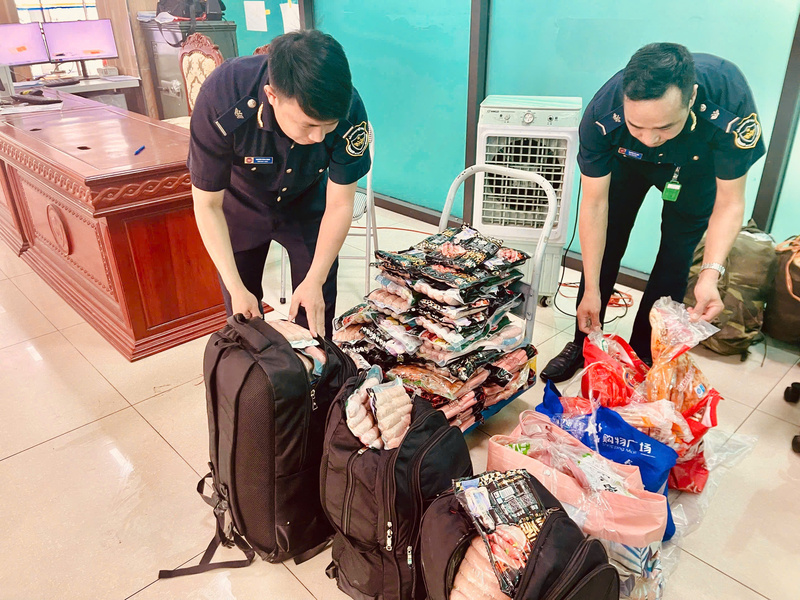 Lực lượng Hải quan cửa khẩu quốc tế Lào Cai ngăn chặn hơn 500 kg thực phẩm đông lạnh và xúc xích khô ăn liền vận chuyển trái phép vào thị trường nội địa tiêu thụ. Ảnh: Cục Hải quan