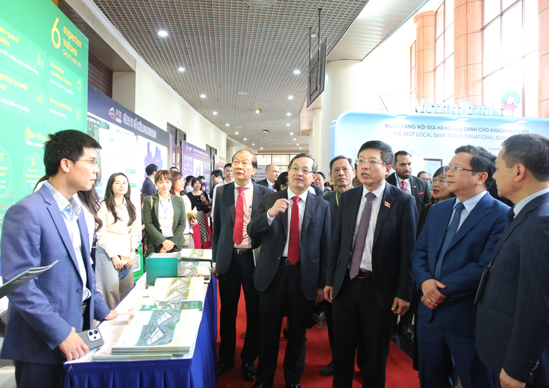 Các đại biểu tham quan không gian triển lãm sản phẩm công nghệ, kết nối doanh nghiệp bên lề diễn đàn. Ảnh: Linh Ngọc