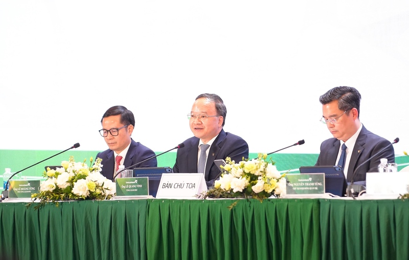 Ông Lê Quang Vinh, Tổng giám đốc Vietcombank (giữa).