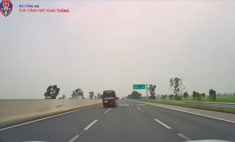 Xe khách vi phạm chuyển liên tiếp 3 làn đường tại vị trí mỗi lần chỉ được phép chuyển một làn đường khi lưu thông trên đường cao tốc Hà Nội - Hải Phòng. Ảnh: Cục Cảnh sát giao thông