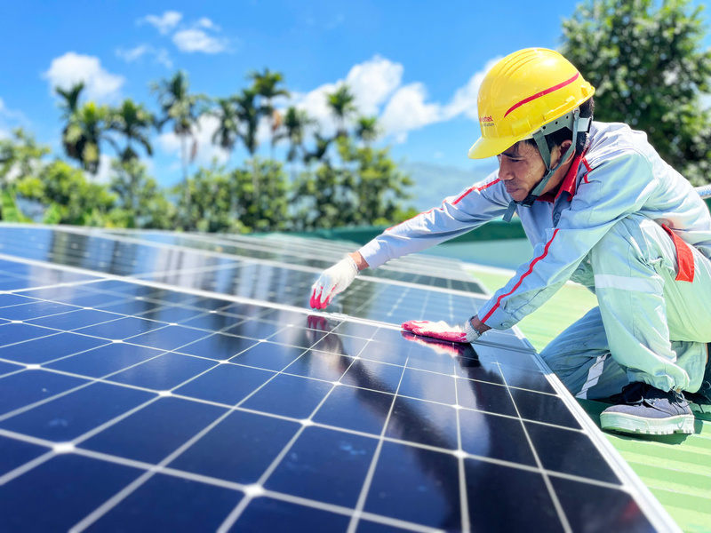 Nhiều doanh nghiệp tại Quảng Ngãi đã chọn phương án điện mặt trời áp mái để tiết kiệm năng lượng. Ảnh: Nguyễn Dương